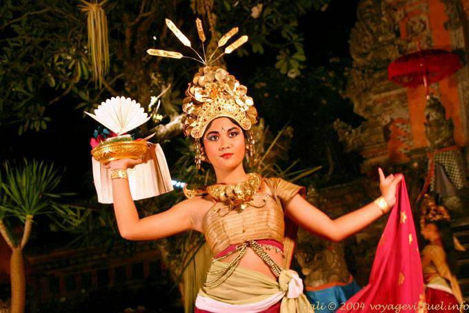 Danseuse portant un plat, Barong dance - Bali