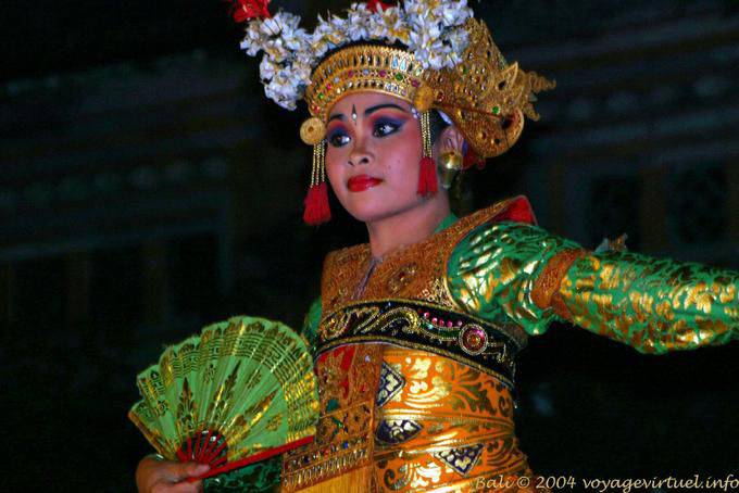 Délicatesse et beauté de la danseuse et du costume, Barong dance - Bali