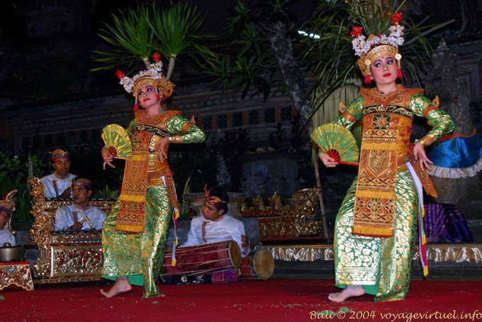 Eventails et costumes, danse balinaise du Barong - Bali