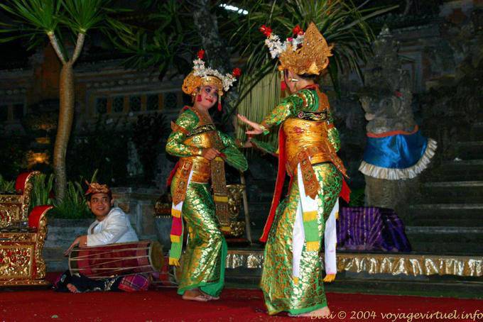 Face-à-face féminin, Barong Dance Bali 