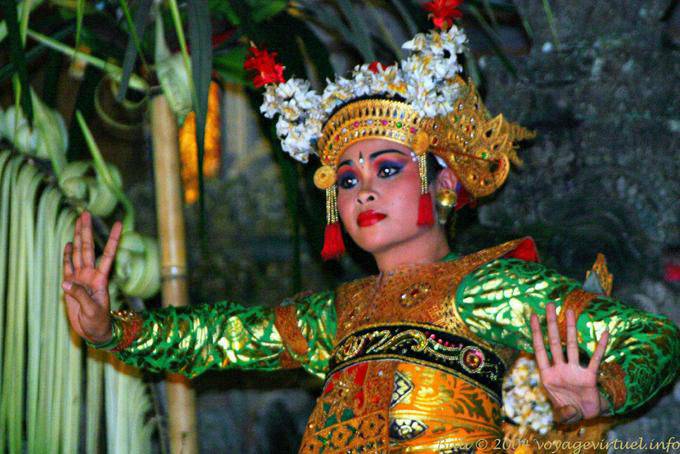 Legong, danse caractérisée par des mouvements complexes des doigts - Bali