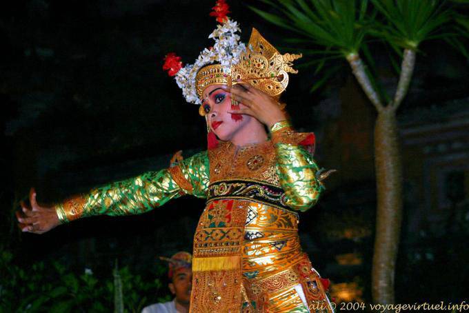 Danseuse avec costume brodé d'or et coiffe décorée de fleurs, Barong danse - Bali