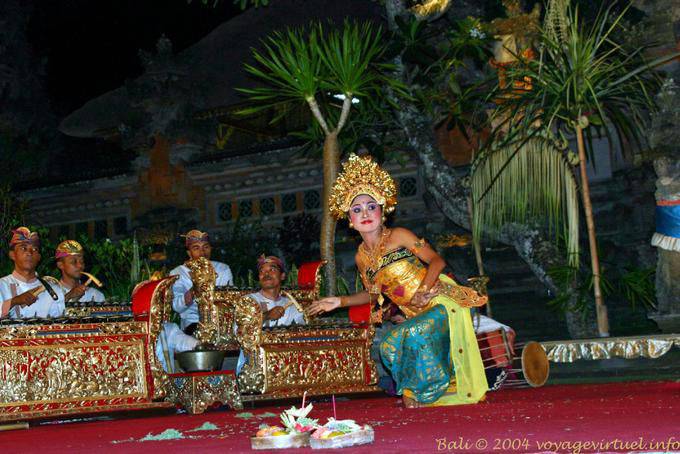 Orchestre traditionnel et danseuse, Ubud Barong - Bali