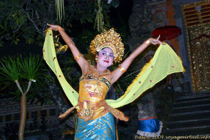 Une des postures de la danse du Legong, Ubud - Bali