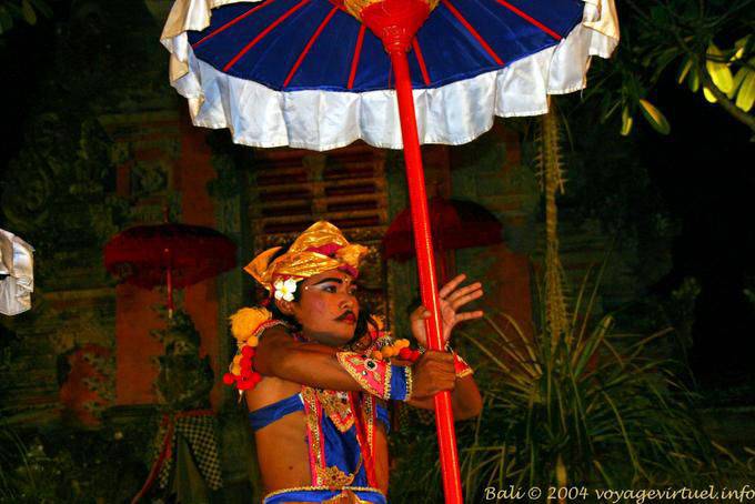 Jeu avec ombrelle, danse Balinaise Ubud Barong - Bali