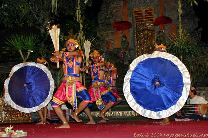 Ombrelles ouvertes et danseurs martiaux, Barong Ubud - Bali