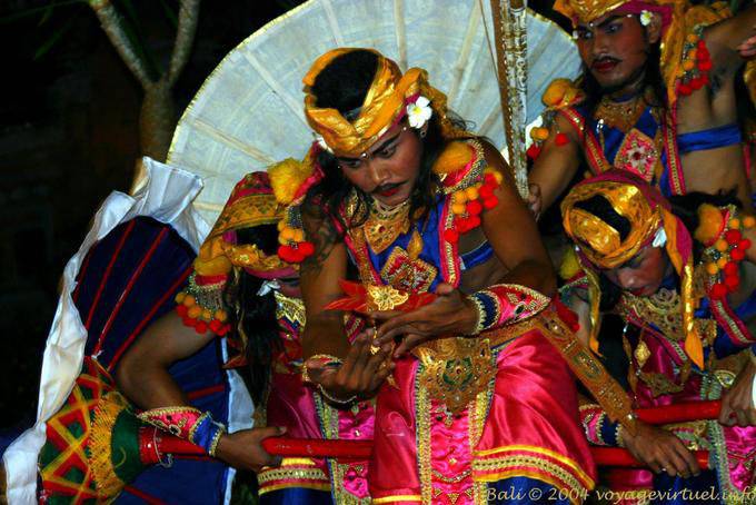 Ombrelles pour danse masculine, Ubud Barong danse - Bali