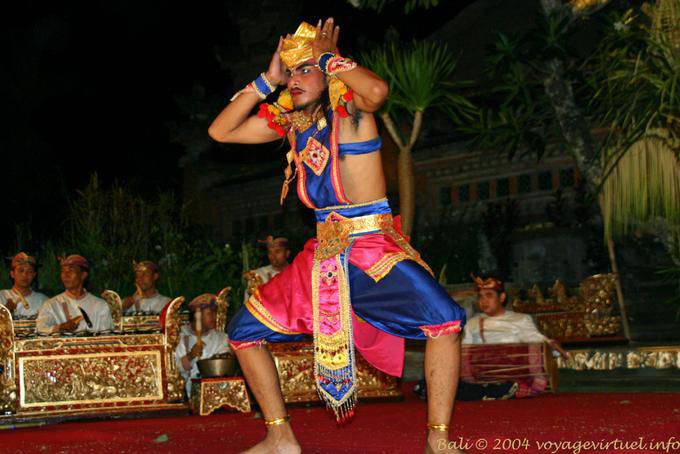 Roi danseur devant orchestre batubulan, Ubud Barong danse Bali - Bali