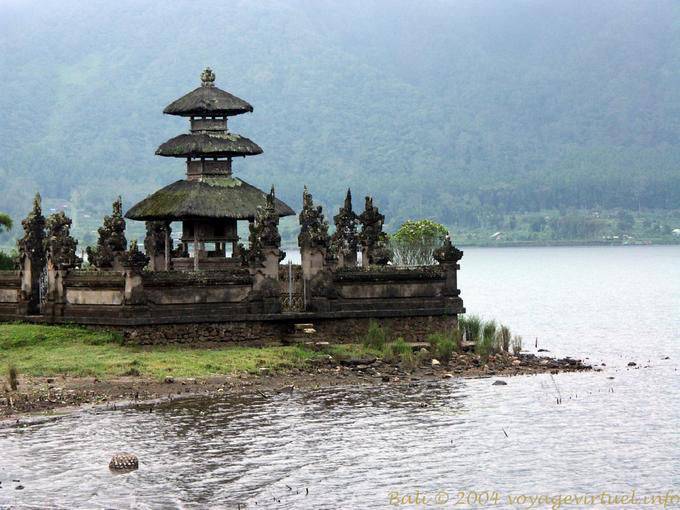Temple du XVII ème siècle dédié à la déesse Dewi Danu Ulundanu Bali 