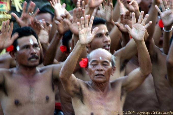 Choeur rythmant la transe danse Uluwatu Kecak - Bali