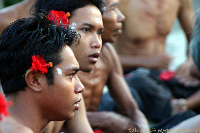 Jeunes hommes à fleur d'hibiscus danse Uluwatu Kecak - Bali