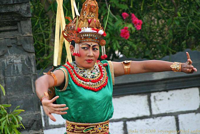 Regard de danseuse et posture rigide, danse Kecak à Uluwatu - Bali