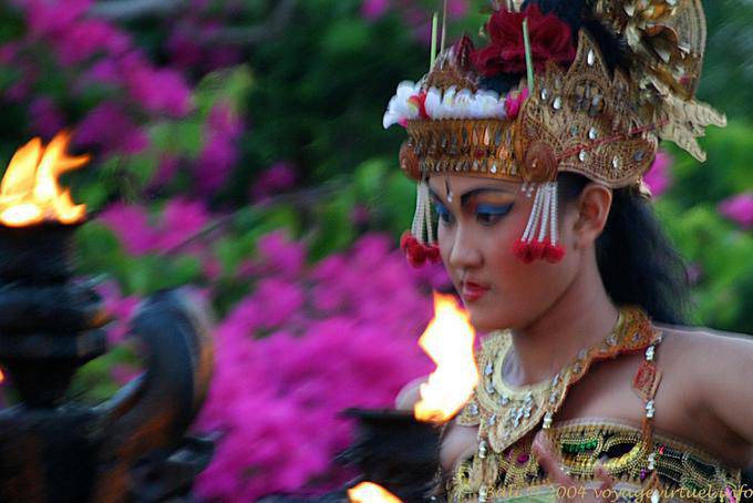 Danseuse sous son casque à fleurs, danse Kecak à Uluwatu - Bali