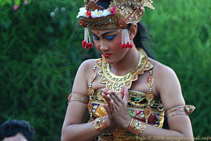 Danseuse de Kecak aux yeux baissés, Uluwatu - Bali
