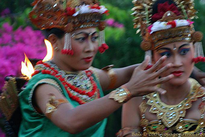 Flou de mouvement enflammé, danse Kecak à Uluwatu - Bali