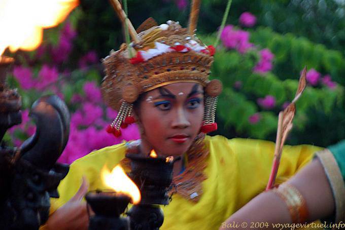 Transport de flamme, danse Uluwatu Kecak - Bali