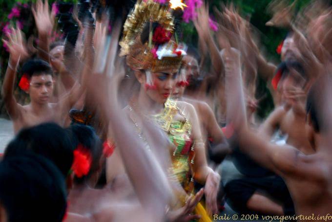 Au bord de la transe danse Uluwatu Kecak - Bali