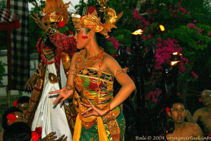 Belle princesse en danger, danse Uluwatu Kecak - Bali