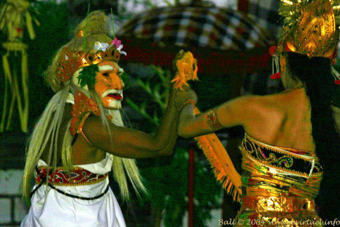 Topèng, théâtre dansé et masqué, danse Kecak à Uluwatu - Bali