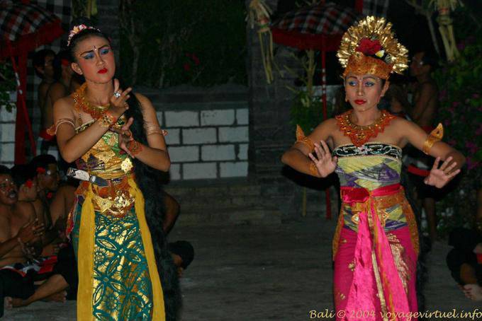 Sita sous la protection de Laksamana, danse Kecak à Uluwatu - Bali