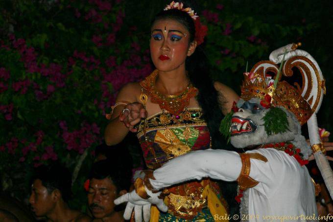 Intervention de Hanuman, le chef des singes, danse Uluwatu Kecak - Bali