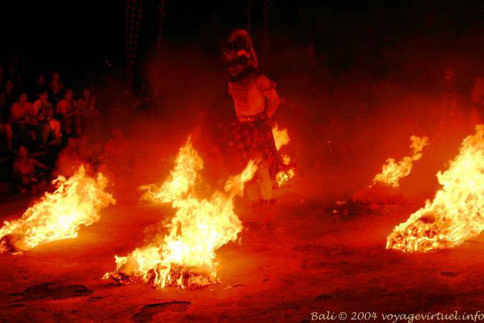 Transe au milieu des flammes danse Uluwatu Kecak - Bali