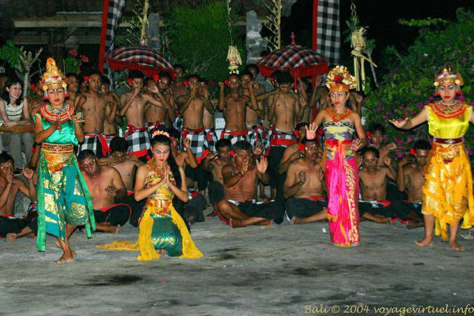 Cacophonie du chak-achak-achak, danse Kecak à Uluwatu - Bali