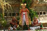 Kriss dance, Sahadewa attachée à un arbre devant le Temple de la Mort, Bali.