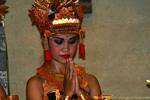 Jeune danseuse saluant Ramayana Nusa Dua, Bali.