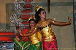 Ballet de jeunes femmes, danse Ramayana Nusa Dua, Bali.
