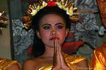 Danseuse en prière danse Ramayana, Bali.