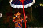Jeu avec ombrelle, danse Balinaise Ubud Barong, Bali.