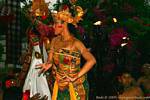 Belle princesse en danger, danse Uluwatu Kecak, Bali.
