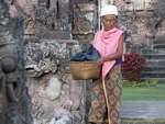Balinaise âgée dans le temple, Pura Beji, Bali.