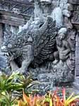 Monstrueux garuda et colon hollandais, Pura Beji, Bali.