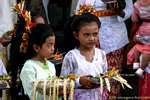 Fillettes balinaises avec offrandes, Sangsit Pura Beji, Bali.