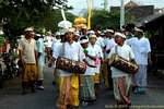 Défilé religieux dans une rue de Sangsit, Pura Beji, Bali.