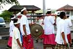 Sangsit, transport du gong pour la fête religieuse, Pura Beji, Bali.