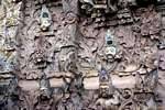 Sangsit, têtes de divinités et démons sortant du mur, Pura Beji, Bali.