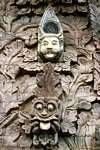 Sculptures murales qui rit ou qui tire la langue, Pura Beji, Bali.