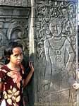 Petite fille devant le bas-relief Maduwe Karang, Bali.
