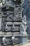 Complexité des sculptures mêlant végétation et animaux fabuleux, Puncak Penulisan Temple, Bali.