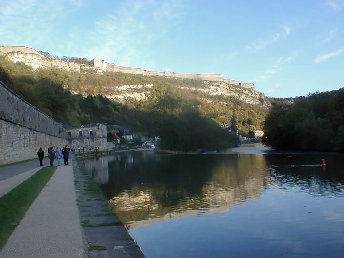 Besançon, promenade sur les rives du Doubs - France