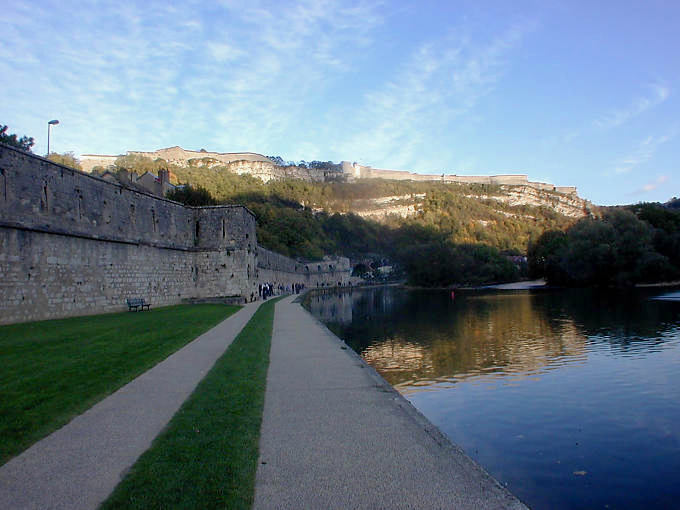 Besançon, au bord du Doubs - France