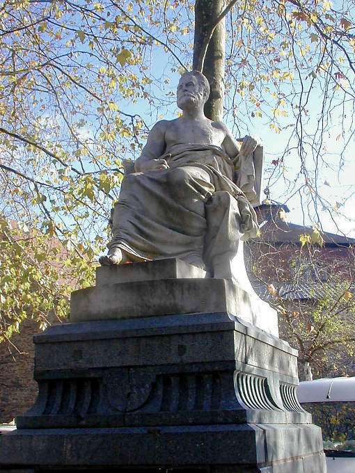 Besançon, statue de Victor Hugo - France