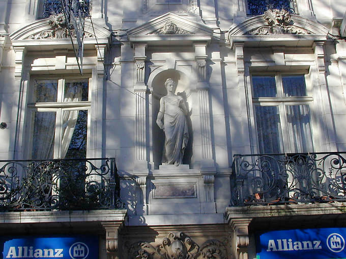 Besançon, statue dans la rue de la Préfecture - France