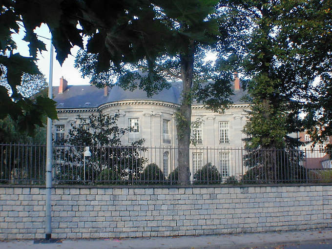 Besançon, vue arrière de la Préfecture de Région - France