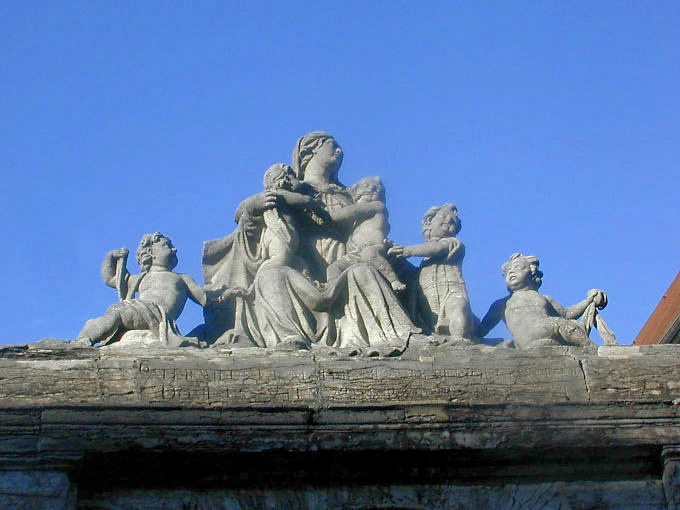 Besançon, statues sur l'entrée de l'hôtel Goudimel - France