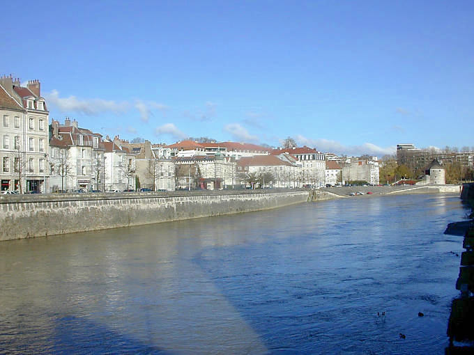 Besançon, le Doubs depuis le Pont Battant, quai de Strasbourg - France