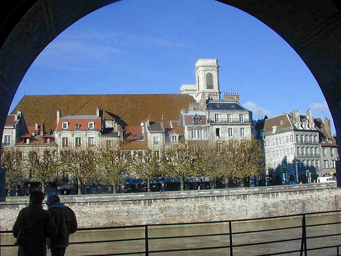 Besançon, la Madeleine vue depuis une arcade du Quai Vauban - France